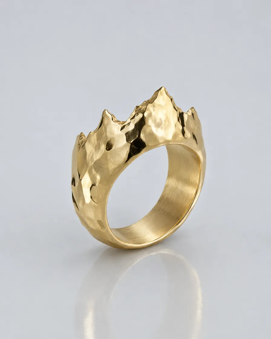 Ring in Gold mit der Kante eines Bergkamms
